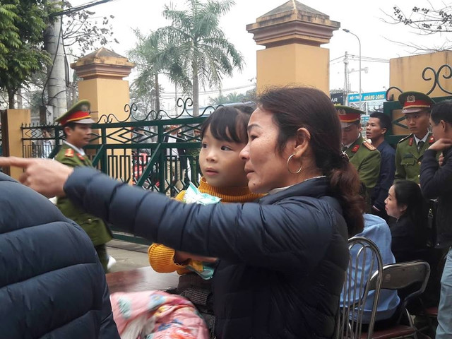 Bác sĩ Hoàng Công Lương vắng mặt, HĐXX hoãn phiên tòa - Hình 4 Bac si Hoang Cong Luong vang mat, HDXX hoan phien toa-Hinh-4