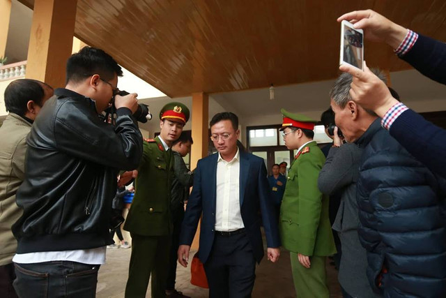 Bác sĩ Hoàng Công Lương vắng mặt, HĐXX hoãn phiên tòa - Hình 8 Bac si Hoang Cong Luong vang mat, HDXX hoan phien toa-Hinh-8