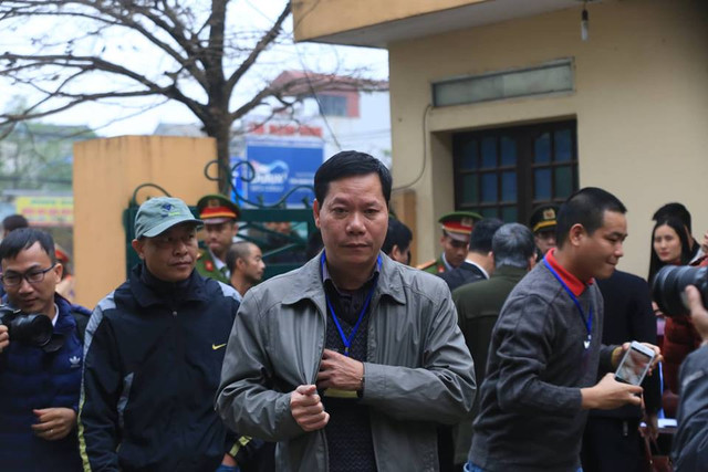 Bác sĩ Hoàng Công Lương vắng mặt, HĐXX hoãn phiên tòa - Hình 5 Bac si Hoang Cong Luong vang mat, HDXX hoan phien toa-Hinh-5