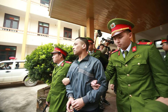 Bác sĩ Hoàng Công Lương vắng mặt, HĐXX hoãn phiên tòa - Hình 7 Bac si Hoang Cong Luong vang mat, HDXX hoan phien toa-Hinh-7