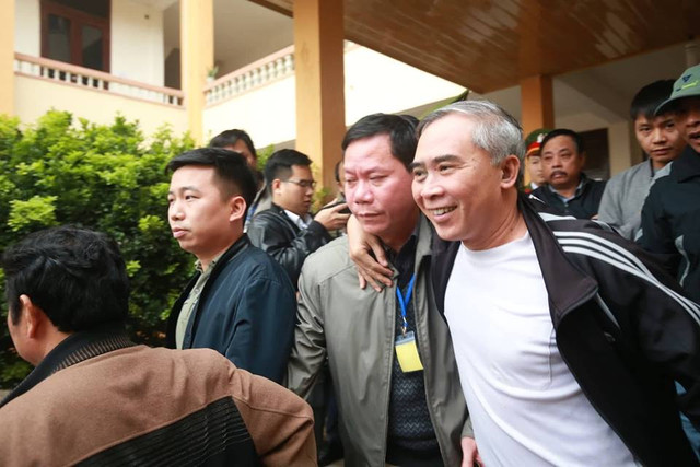 Bác sĩ Hoàng Công Lương vắng mặt, HĐXX hoãn phiên tòa - Hình 6 Bac si Hoang Cong Luong vang mat, HDXX hoan phien toa-Hinh-6