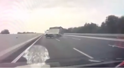 Kinh hoàng cảnh xe tải nổ lốp, đánh võng trên cao tốc Hà Nội-Hải Phòng Kinh hoang canh xe tai no lop, danh vong tren cao toc Ha Noi-Hai Phong