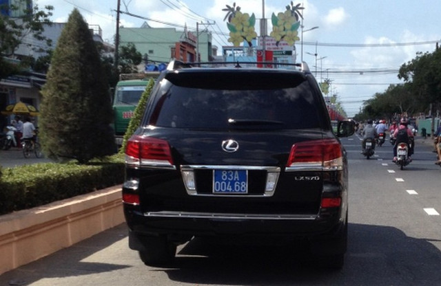 Bao nhiêu “quan Việt” xài xe biển xanh sai như “đón quý bà ở cửa ra máy bay”? - Hình 2 Bao nhieu “quan Viet” xai xe bien xanh sai nhu “don quy ba o cua ra may bay”?-Hinh-2