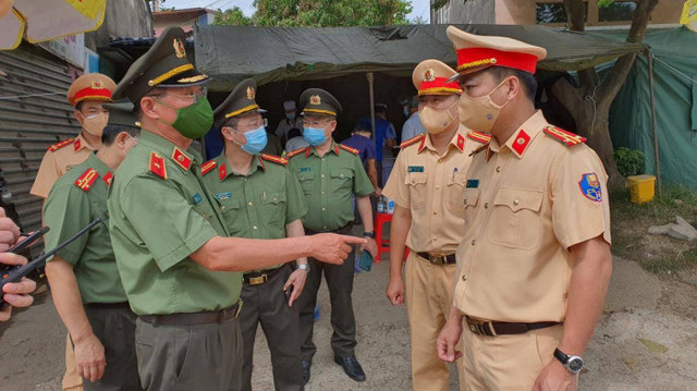 Ùn tắc đường tại các chốt COVID-19: Giải pháp nào hữu hiệu? - Hình 3 Un tac duong tai cac chot COVID-19: Giai phap nao huu hieu?-Hinh-3