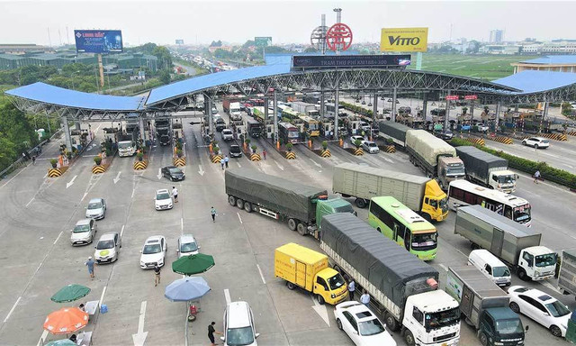 Ùn tắc đường tại các chốt COVID-19: Giải pháp nào hữu hiệu? Un tac duong tai cac chot COVID-19: Giai phap nao huu hieu?