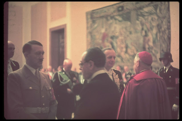 Ảnh: Bên trong văn phòng làm việc của trùm Hitler có gì đặc biệt? - Hình 3 Anh: Ben trong van phong lam viec cua trum Hitler co gi dac biet?-Hinh-3