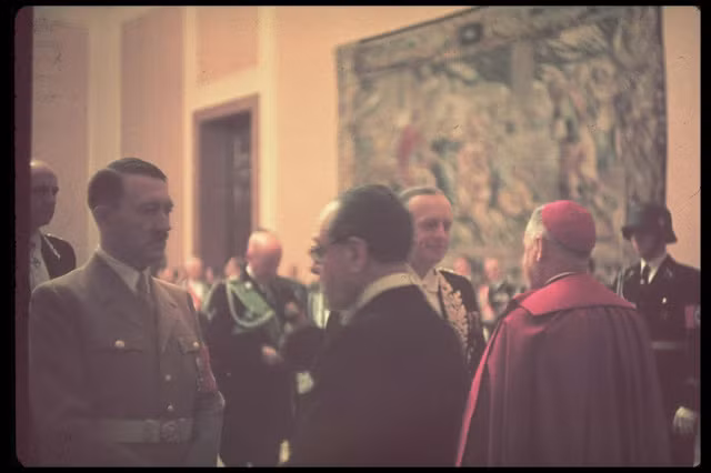 Anh: Ben trong van phong lam viec cua trum Hitler co gi dac biet?-Hinh-3