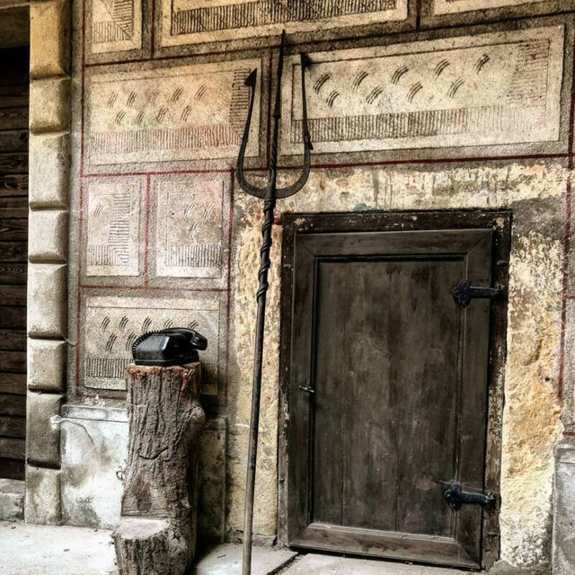 Tò mò lâu đài được xây để niêm phong “cổng vào địa ngục” - Hình 5 To mo lau dai duoc xay de niem phong “cong vao dia nguc”-Hinh-5