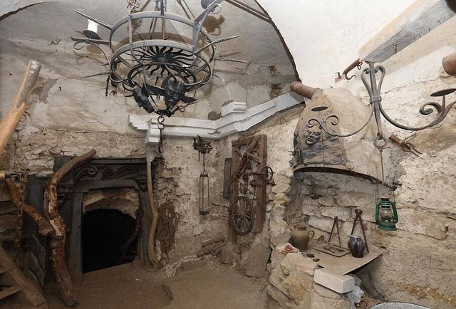 Tò mò lâu đài được xây để niêm phong “cổng vào địa ngục” - Hình 10 To mo lau dai duoc xay de niem phong “cong vao dia nguc”-Hinh-10