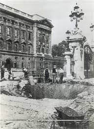 Nhìn lại vụ cung điện Buckingham của Anh suýt bị phát xít Đức xóa sổ - Hình 3 Nhin lai vu cung dien Buckingham cua Anh suyt bi phat xit Duc xoa so-Hinh-3
