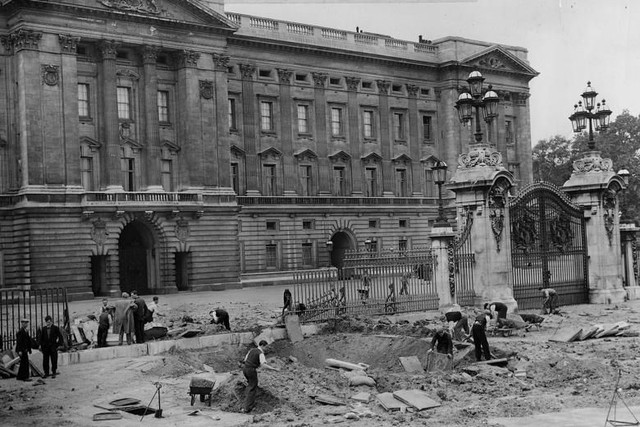 Nhìn lại vụ cung điện Buckingham của Anh suýt bị phát xít Đức xóa sổ - Hình 4 Nhin lai vu cung dien Buckingham cua Anh suyt bi phat xit Duc xoa so-Hinh-4