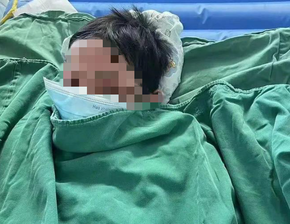 Uống thuốc cảm khi sốt, bé trai bị lột da toàn thân vì... Uong thuoc cam khi sot, be trai bi lot da toan than vi...