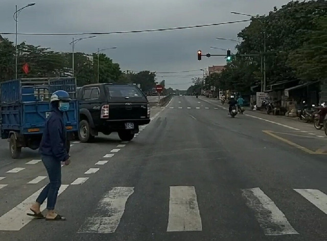 Xe biển xanh liều lĩnh vượt đèn đỏ tại nút giao thông nguy hiểm Xe bien xanh lieu linh vuot den do tai nut giao thong nguy hiem