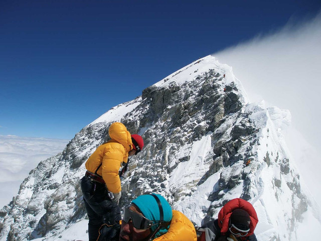 Hé lộ bi kịch “người đẹp ngủ” suốt 9 năm trên đỉnh Everest - Hình 7 He lo bi kich “nguoi dep ngu” suot 9 nam tren dinh Everest-Hinh-7