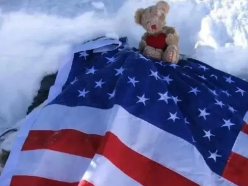 Hé lộ bi kịch “người đẹp ngủ” suốt 9 năm trên đỉnh Everest - Hình 9 He lo bi kich “nguoi dep ngu” suot 9 nam tren dinh Everest-Hinh-9