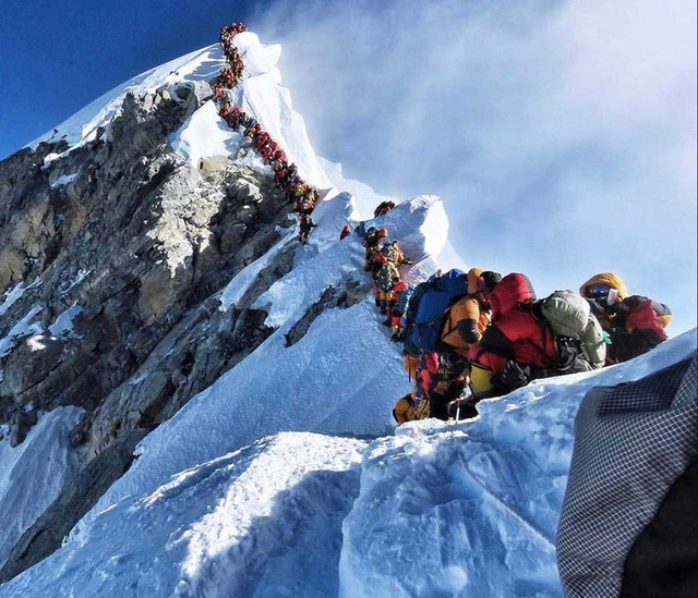 Hé lộ bi kịch “người đẹp ngủ” suốt 9 năm trên đỉnh Everest - Hình 6 He lo bi kich “nguoi dep ngu” suot 9 nam tren dinh Everest-Hinh-6