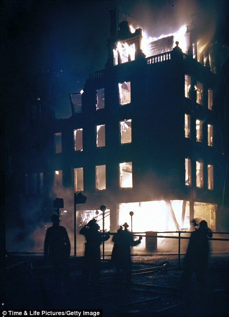 Loạt hình ám ảnh về London bị phát xít Đức dội bom trong Thế chiến 2 - Hình 8 Loat hinh am anh ve London bi phat xit Duc doi bom trong The chien 2-Hinh-8