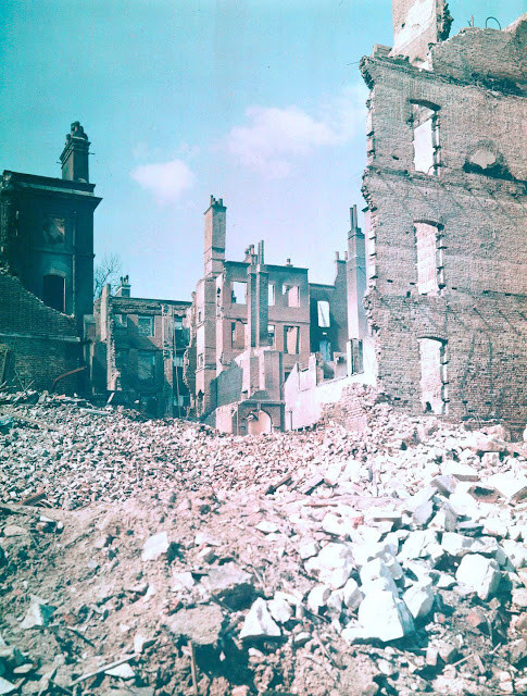 Loạt hình ám ảnh về London bị phát xít Đức dội bom trong Thế chiến 2 - Hình 4 Loat hinh am anh ve London bi phat xit Duc doi bom trong The chien 2-Hinh-4