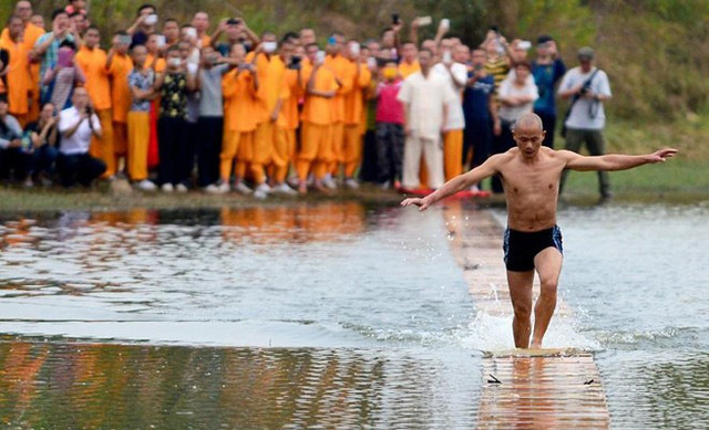 Tận mắt chứng kiến tuyệt kỹ khinh công của Thiếu Lâm Tự - Hình 9 Tan mat chung kien tuyet ky khinh cong cua Thieu Lam Tu-Hinh-9