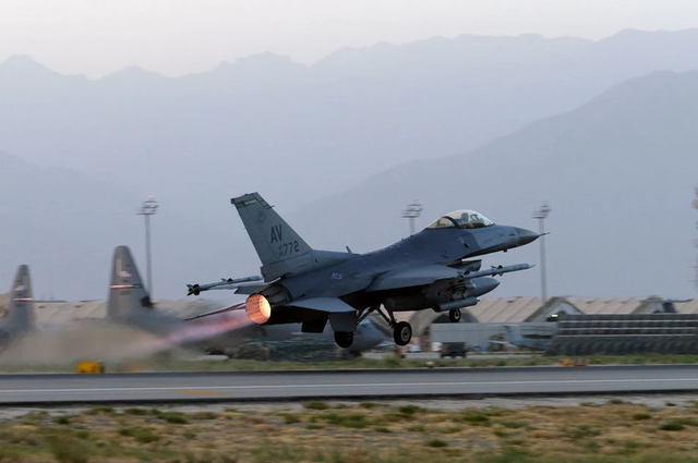 Xuất hiện vật thể nghi UFO liên tiếp xuất hiện ở Mỹ, Canada? - Hình 9 Xuat hien vat the nghi UFO lien tiep xuat hien o My, Canada?-Hinh-9