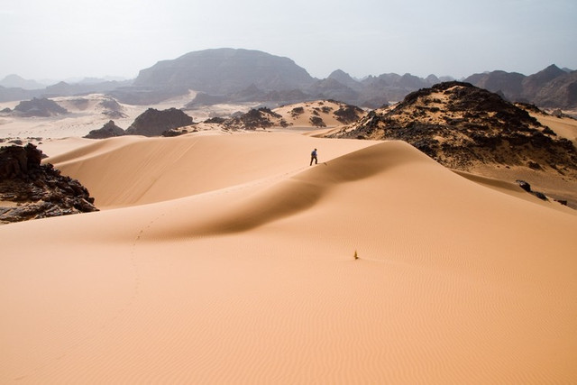 Nếu phủ pin mặt trời kín sa mạc Sahara sẽ tạo ra lượng điện khổng lồ? - Hình 2 Neu phu pin mat troi kin sa mac Sahara se tao ra luong dien khong lo?-Hinh-2