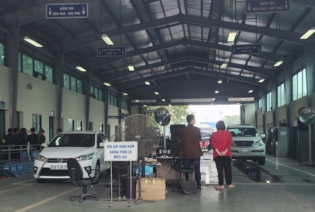 Khởi tố 18 bị can, tạm giữ 57 đối tượng tại các trung tâm đăng kiểm ở Hà Nội Khoi to 18 bi can, tam giu 57 doi tuong tai cac trung tam dang kiem o Ha Noi