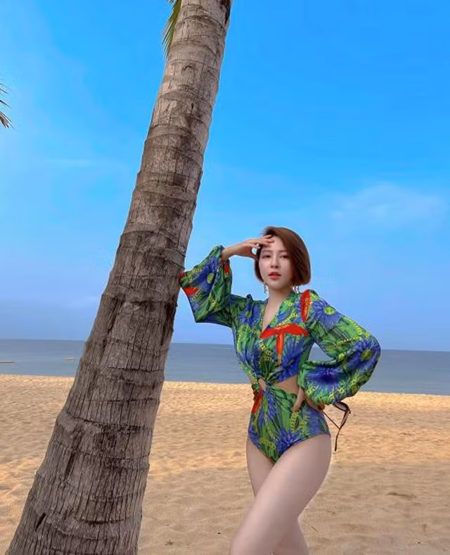 Hotgirl Tram Anh mac bikini khoe dang nong bong