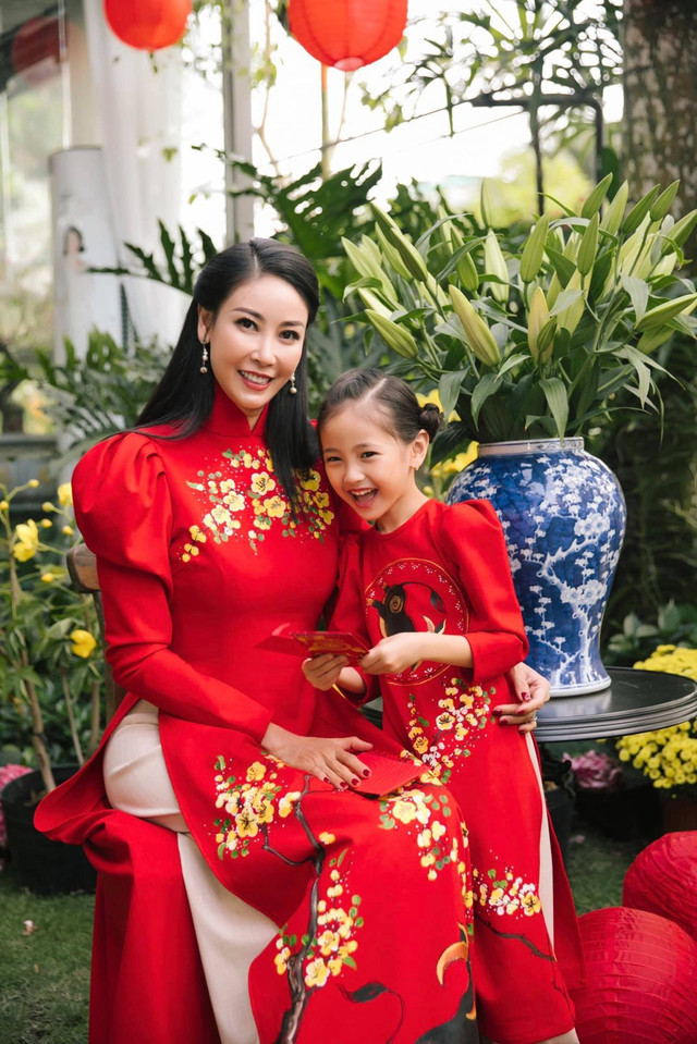 Thời trang nữ tính của gái út Hoa hậu Hà Kiều Anh - Hình 6 Thoi trang nu tinh cua gai ut Hoa hau Ha Kieu Anh-Hinh-6