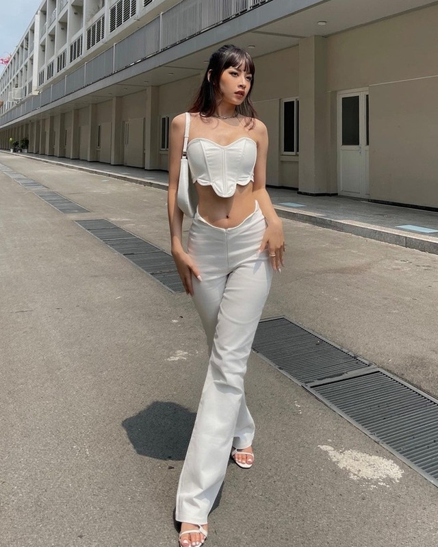 Sao Việt khoe eo thon trong trang phục croptp đón hè - Hình 4 Sao Viet khoe eo thon trong trang phuc croptp don he-Hinh-4