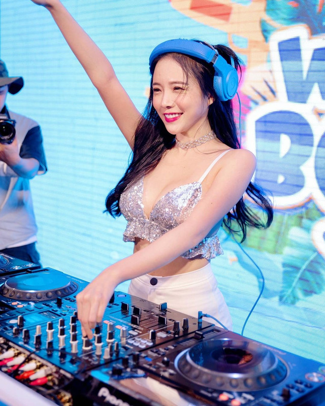 Gu ăn mặc hở bạo của nữ DJ Malaysia - Hình 3 Gu an mac ho bao cua nu DJ Malaysia-Hinh-3