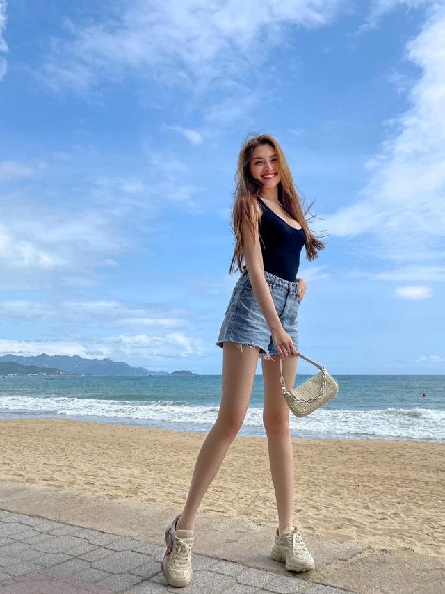 Gu thời trang gợi cảm của MC chân dài 1,1m - Hình 8 Gu thoi trang goi cam cua MC chan dai 1,1m-Hinh-8