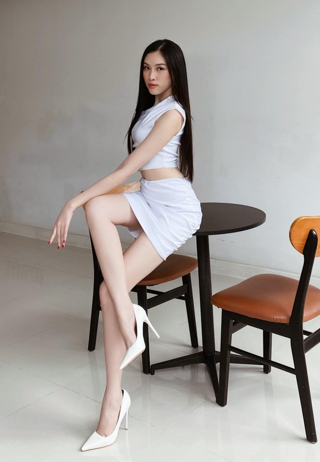 Gu thời trang gợi cảm của MC chân dài 1,1m - Hình 3 Gu thoi trang goi cam cua MC chan dai 1,1m-Hinh-3