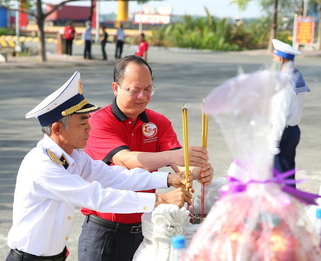 Đoàn đại biểu TP HCM thăm quần đảo Trường Sa và nhà giàn DK1 Doan dai bieu TP HCM tham quan dao Truong Sa va nha gian DK1