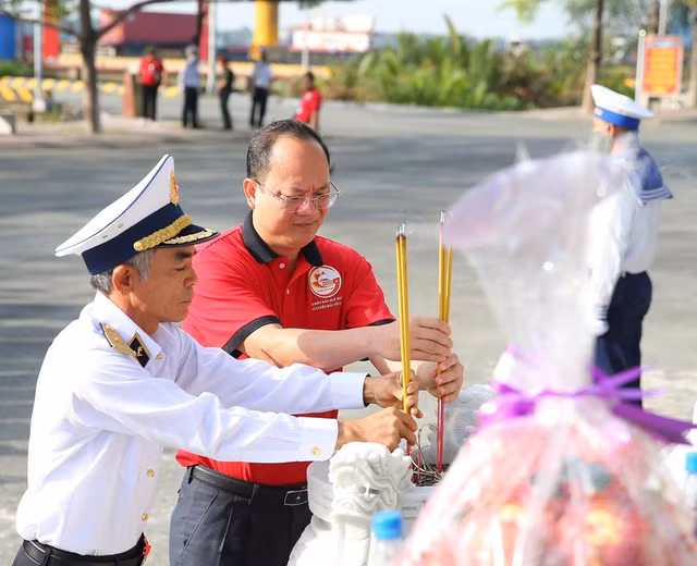 Doan dai bieu TP HCM tham quan dao Truong Sa va nha gian DK1