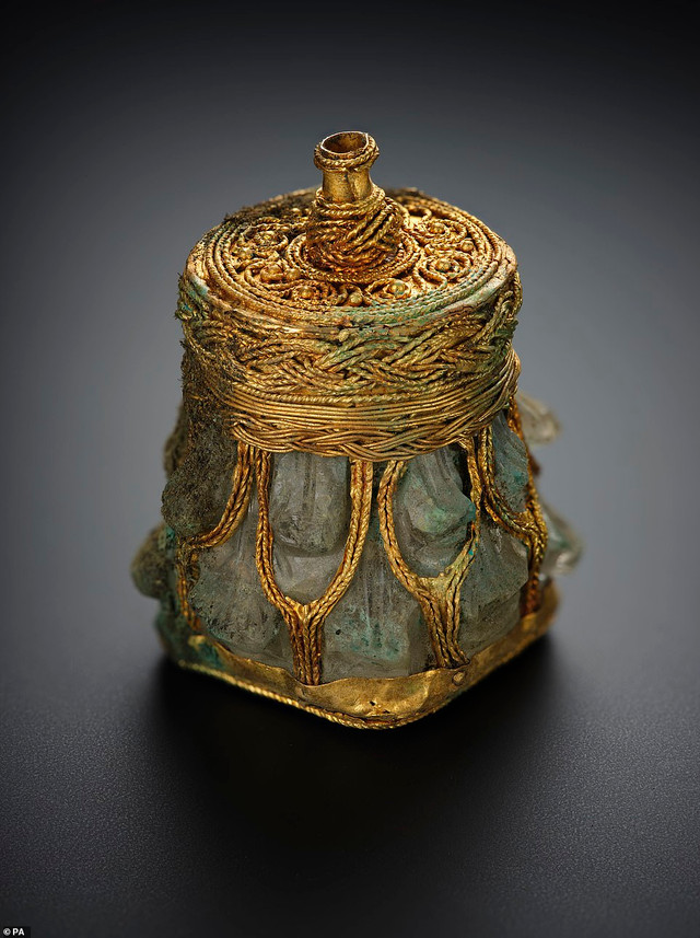 Thú vị hơn 100 báu vật hàng trăm tuổi ở Scotland - Hình 8 Thu vi hon 100 bau vat hang tram tuoi o Scotland-Hinh-8