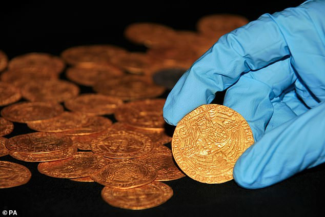 Bất ngờ những cổ vật hàng trăm tuổi được tìm thấy ở Anh - Hình 6 Bat ngo nhung co vat hang tram tuoi duoc tim thay o Anh-Hinh-6