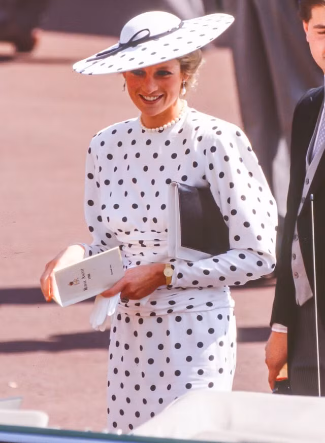 Trang phuc Cong nuong Diana nhu nao ma van la xu huong thoi trang the gioi?