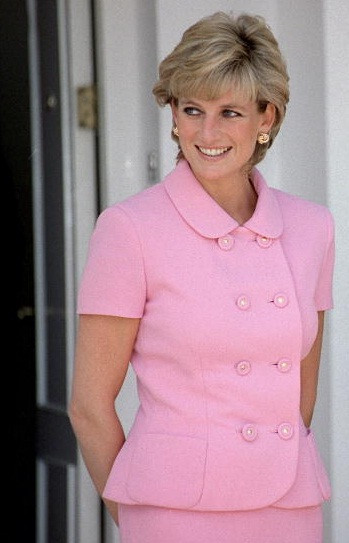 Trang phục Công nương Diana như nào mà vẫn là xu hướng thời trang thế giới? - Hình 3 Trang phuc Cong nuong Diana nhu nao ma van la xu huong thoi trang the gioi?-Hinh-3