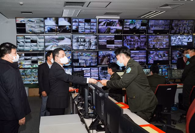 Pho Chu tich CMSC Nguyen Ngoc Canh tham, chuc Tet cac don vi tai Cang HKQT Noi Bai-Hinh-4