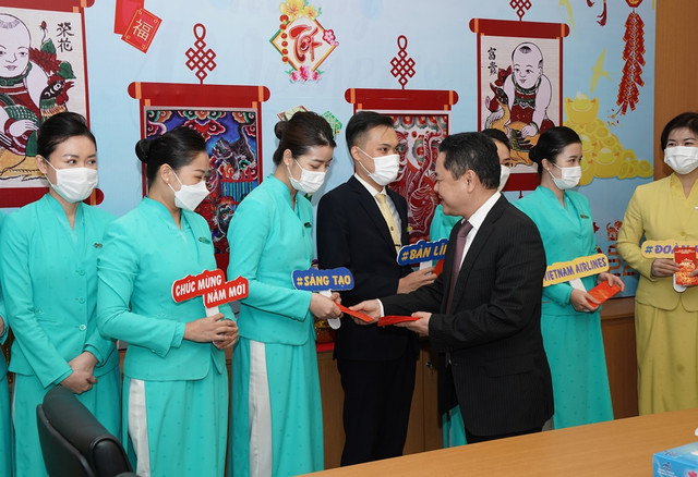 Phó Chủ tịch CMSC Nguyễn Ngọc Cảnh thăm, chúc Tết các đơn vị tại Cảng HKQT Nội Bài - Hình 9 Pho Chu tich CMSC Nguyen Ngoc Canh tham, chuc Tet cac don vi tai Cang HKQT Noi Bai-Hinh-9