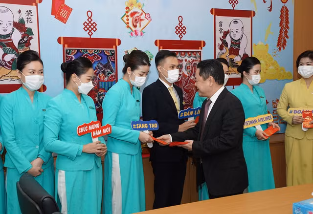 Pho Chu tich CMSC Nguyen Ngoc Canh tham, chuc Tet cac don vi tai Cang HKQT Noi Bai-Hinh-9