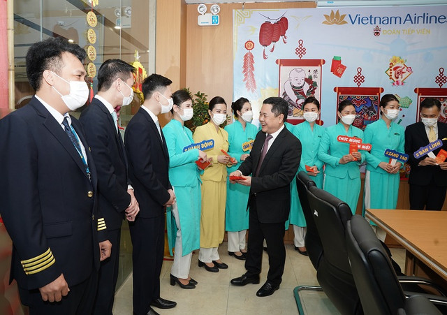 Phó Chủ tịch CMSC Nguyễn Ngọc Cảnh thăm, chúc Tết các đơn vị tại Cảng HKQT Nội Bài - Hình 10 Pho Chu tich CMSC Nguyen Ngoc Canh tham, chuc Tet cac don vi tai Cang HKQT Noi Bai-Hinh-10