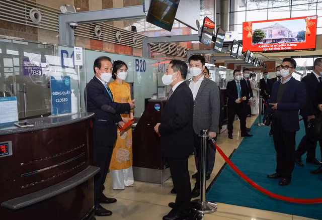 Pho Chu tich CMSC Nguyen Ngoc Canh tham, chuc Tet cac don vi tai Cang HKQT Noi Bai-Hinh-6