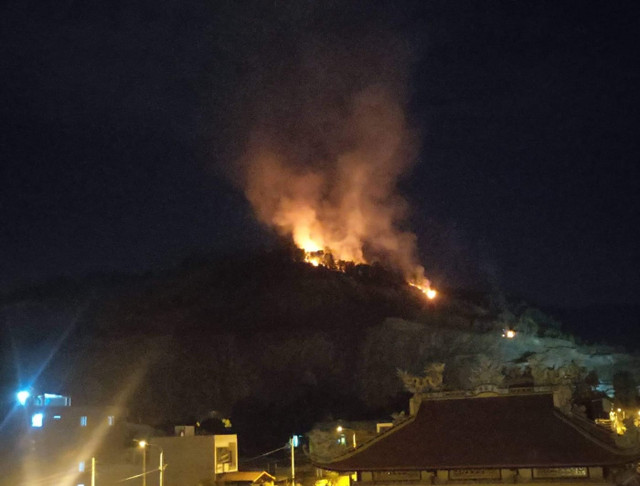 Rừng ở Đà Nẵng cháy ngùn ngụt, hàng trăm người tham gia dập lửa giữa đêm - Hình 2 Rung o Da Nang chay ngun ngut, hang tram nguoi tham gia dap lua giua dem-Hinh-2