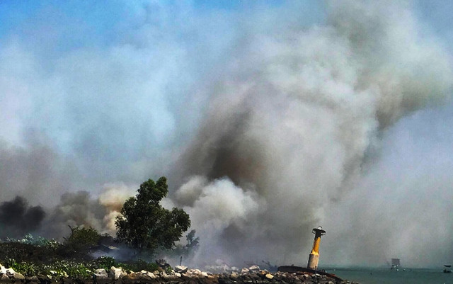 Núi Sơn Trà bốc cháy giữa trưa nắng, phong tỏa đường lên bán đảo Nui Son Tra boc chay giua trua nang, phong toa duong len ban dao