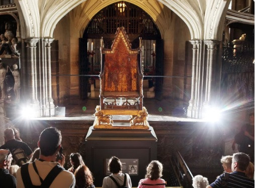 Vua Charles III dùng ngai vàng trong lễ đăng quang có gì bí mật? - Hình 8 Vua Charles III dung ngai vang trong le dang quang co gi bi mat?-Hinh-8