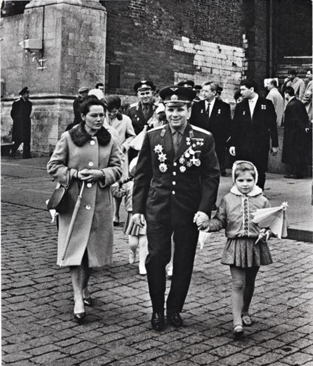 Ảnh đời thường của nhà du hành đầu tiên bay vào vũ trụ - Hình 7 Anh doi thuong cua nha du hanh dau tien bay vao vu tru-Hinh-7