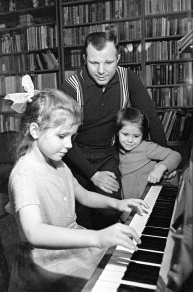 Ảnh đời thường của nhà du hành đầu tiên bay vào vũ trụ - Hình 6 Anh doi thuong cua nha du hanh dau tien bay vao vu tru-Hinh-6