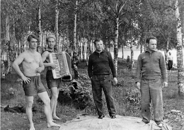 Ảnh đời thường của nhà du hành đầu tiên bay vào vũ trụ - Hình 3 Anh doi thuong cua nha du hanh dau tien bay vao vu tru-Hinh-3