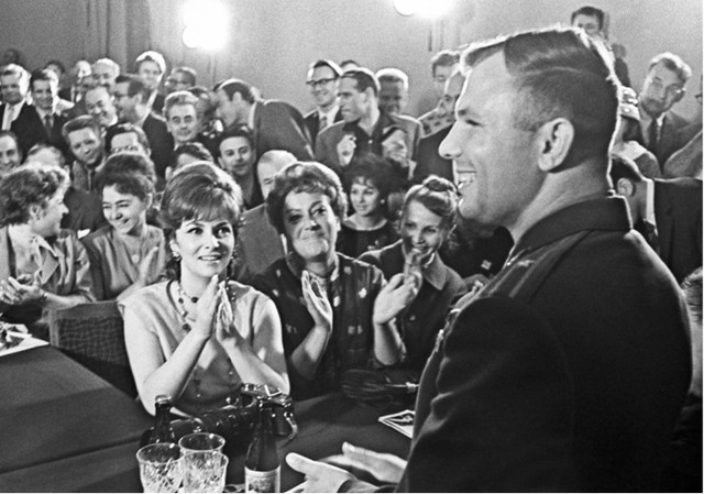 Ảnh đời thường của nhà du hành đầu tiên bay vào vũ trụ - Hình 2 Anh doi thuong cua nha du hanh dau tien bay vao vu tru-Hinh-2